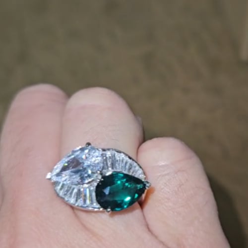 2 Offset 12x10mm Pear-Shape Cut stones (7ct) in the Center  with 16 Baguette Cut stones (2ct) on the side.