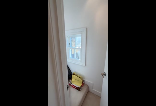 Bright king size loft bedroom with 1/2 en-suite Main Photo