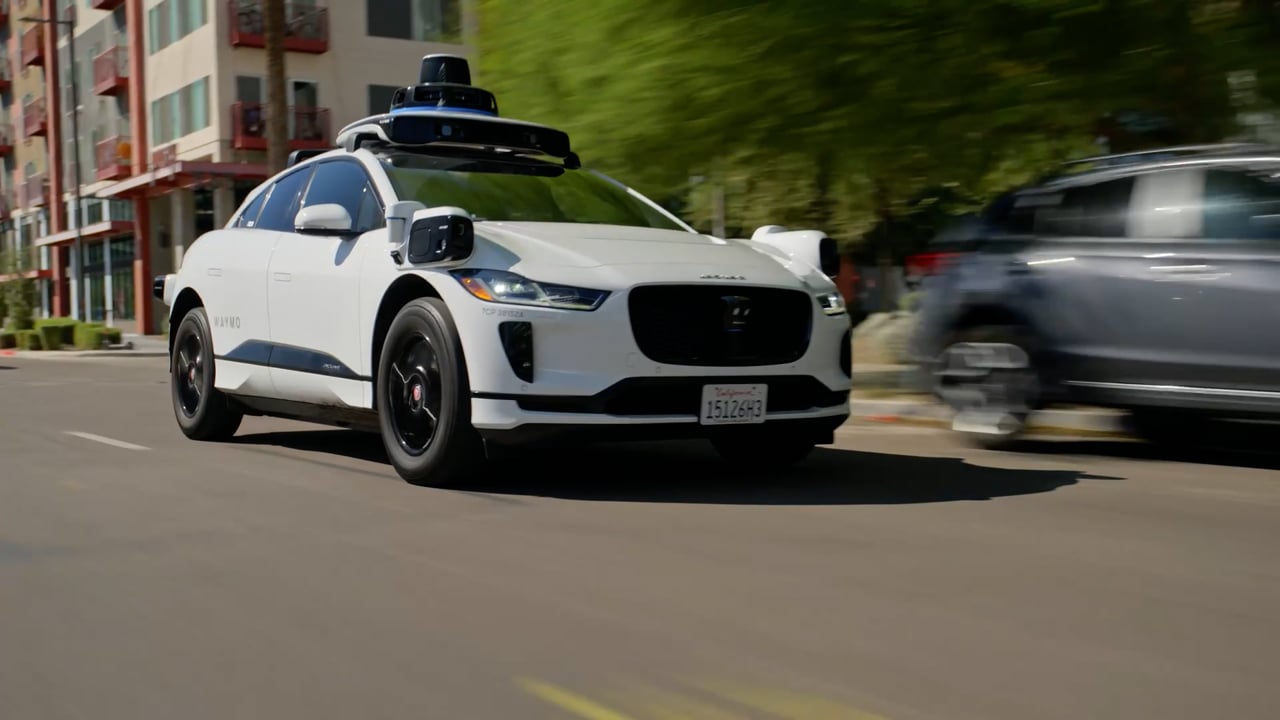 Nova realnost v velikih mestih? Tesla napoveduje, tekmec že deluje.