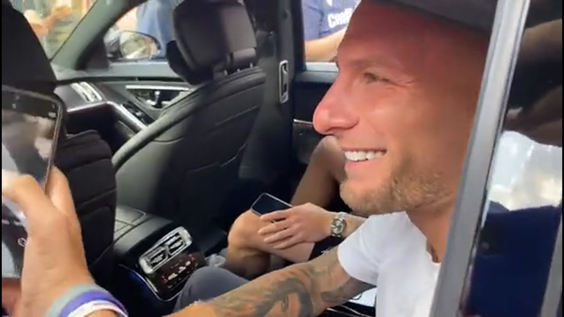 Ciro Immobile arriva a Bologna, acclamato dai tifosi