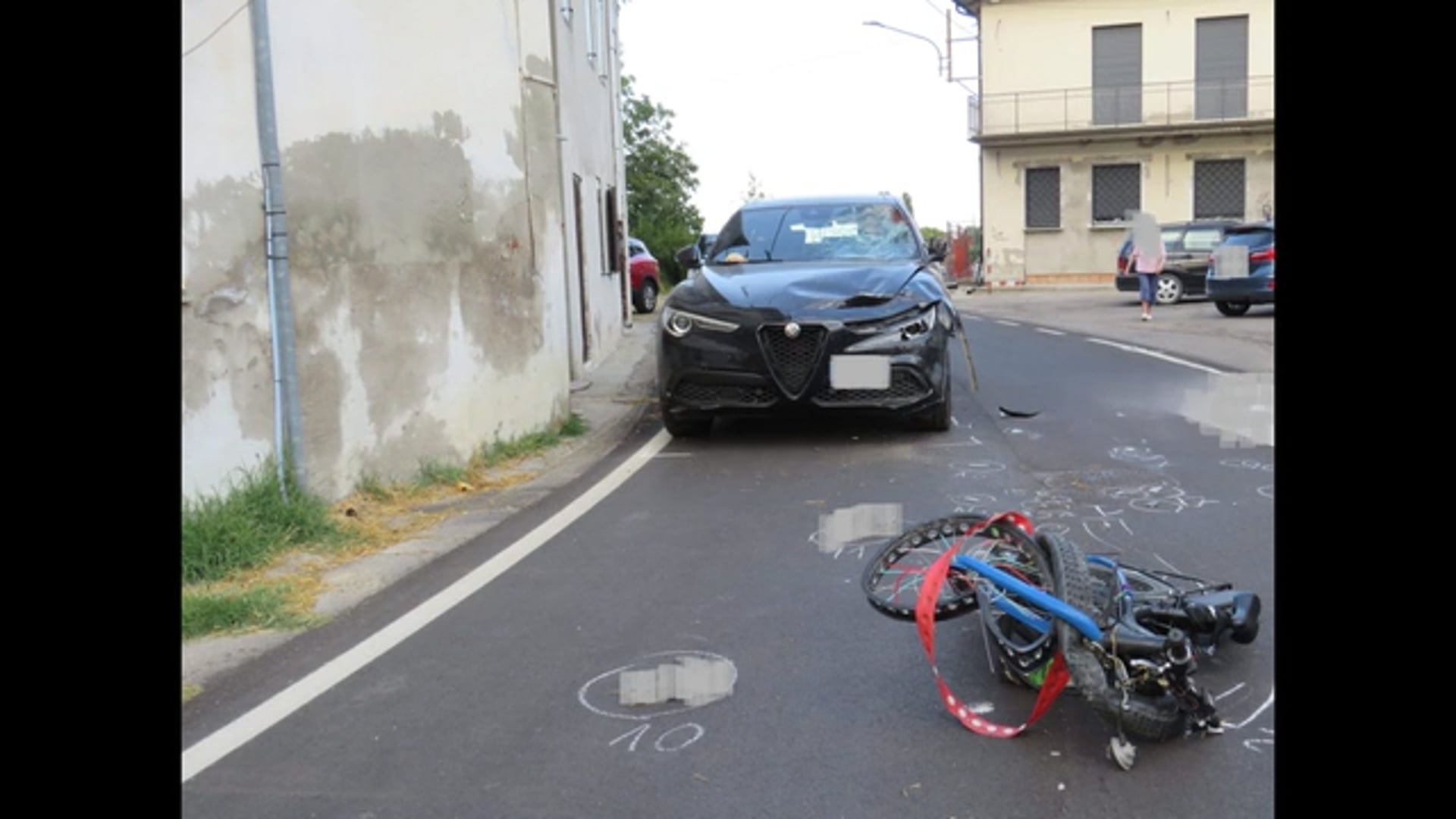 Si scontra in bici con un’auto e muore sul colpo
