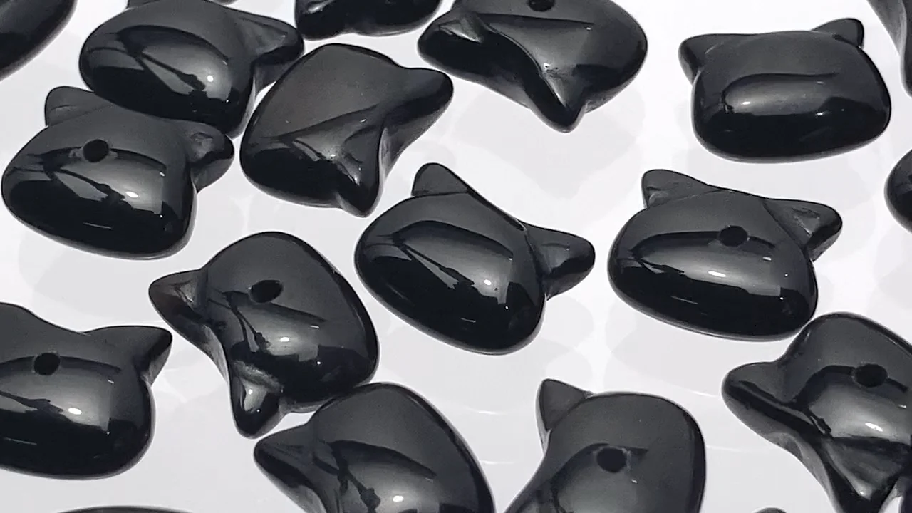 動画】オニキス 猫モチーフ10×12mm 【片穴(裏面)】 2個 - 天然石