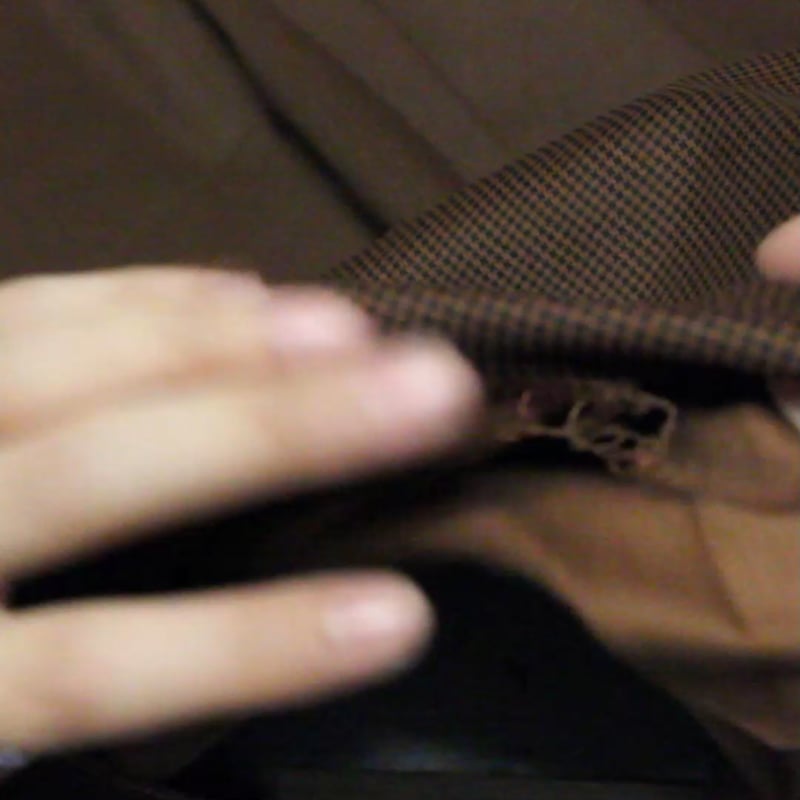 Vidéo: Satin mat coton & élasthanne - Pied-de-puce noir fond marron