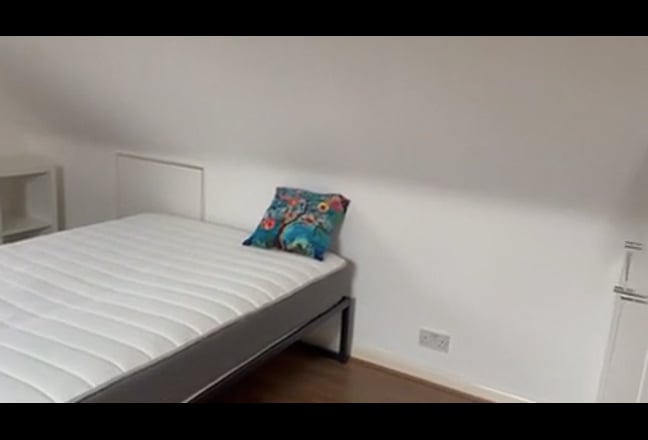 Double Bedroom very close to Hillingdon Station Main Photo