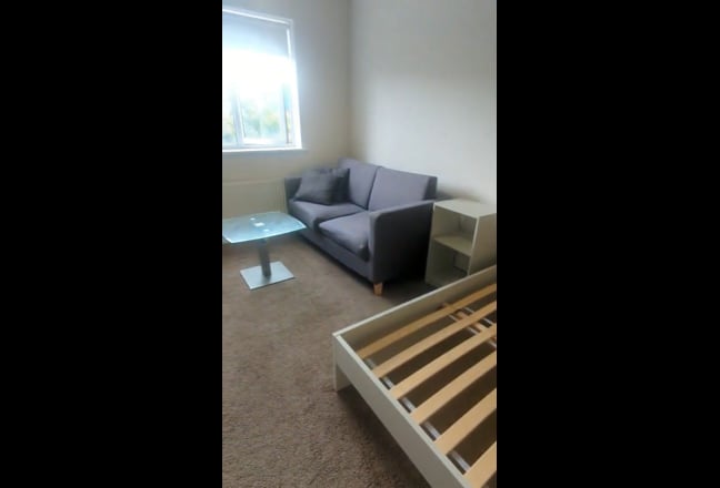 Giant Double Room in Friendly 5-Bed + Garden Main Photo