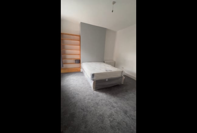 HUGE double room to rent, amazing location WS1 Main Photo