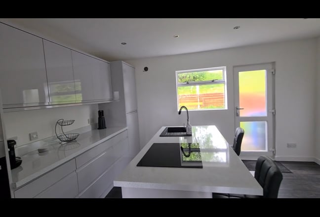 Spacious and bright double bedroom – Erskine Main Photo
