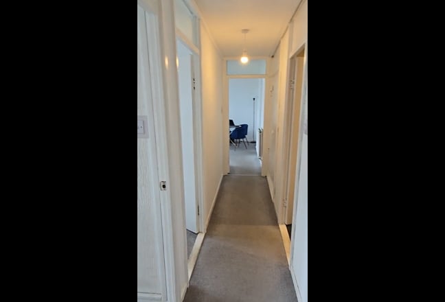 Top-floor, well-connected 2-bed flat, furnished Main Photo