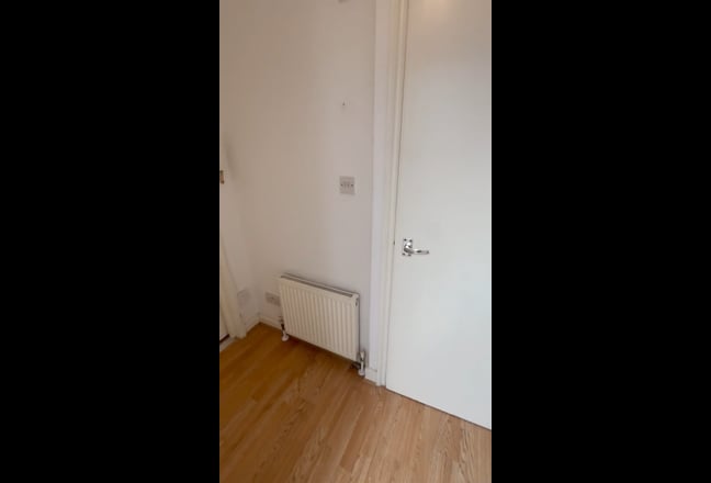 Newly Decorated 1 Double Bedroom Flat Main Photo