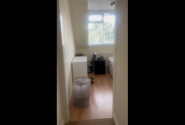 Attractive townhouse next to Chigwell station Main Photo