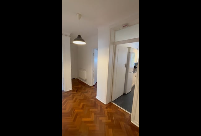 Bright, spacious room in prime location 2-bed flat Main Photo