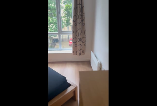 TO LET - One modern double bedroom with bathroom Main Photo