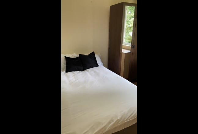 Luxury Rooms Available - No Deposit Main Photo