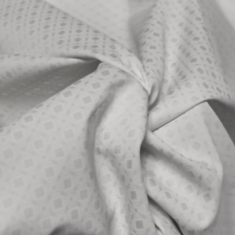 Vidéo: Satin coton & élasthanne - Losanges quadrillé fond blanc cassé