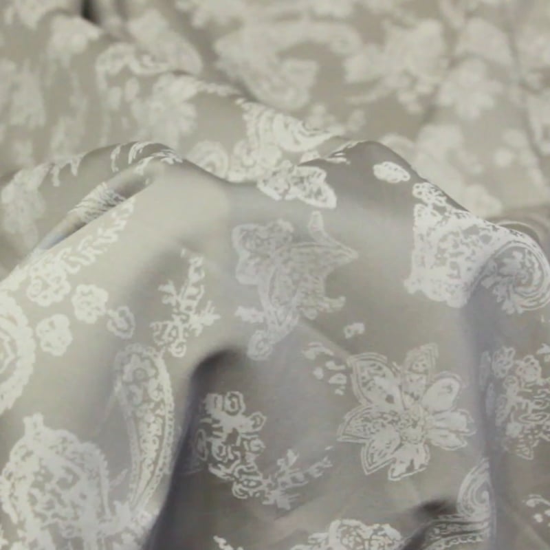 Vidéo: Satin coton & élasthanne - Cachemire blanc fond gris