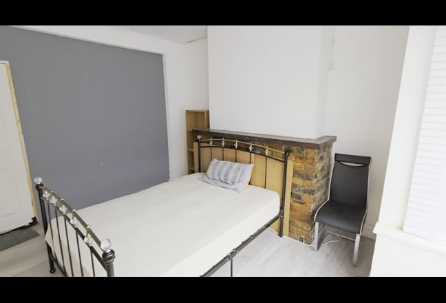 1 double size bedroom available in a 4 bedroom  Main Photo