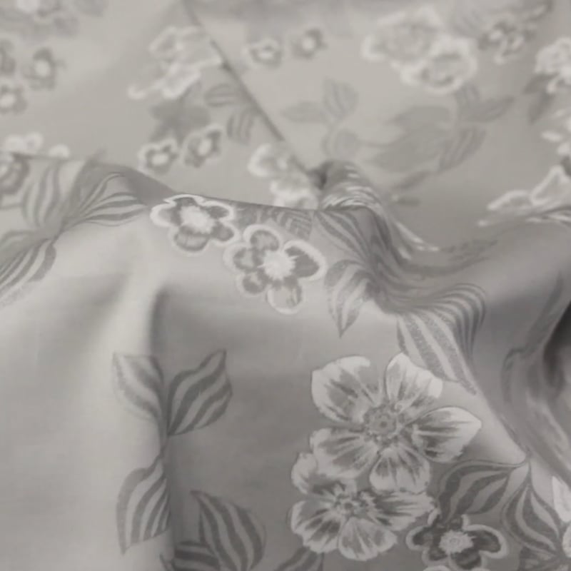Vidéo: Gabardine coton & élasthanne - Fleurs brillantes fond gris