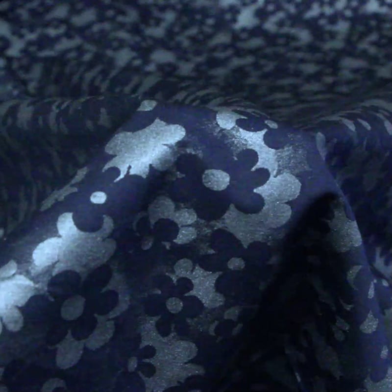 Vidéo: Gabardine coton & élasthanne - Fleurs bleues fond brillant