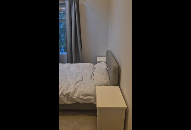 Gorgeous modern double bedroom in spacious house Main Photo