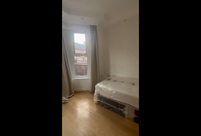 2 Rooms Available in a 4 Bedroom House in BowesPk Main Photo