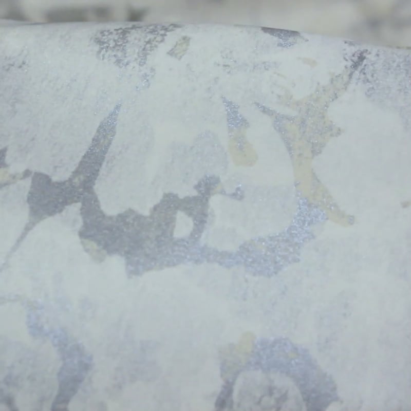 Vidéo: Gabardine coton & élasthanne - Motif abstrait brillant fond écru