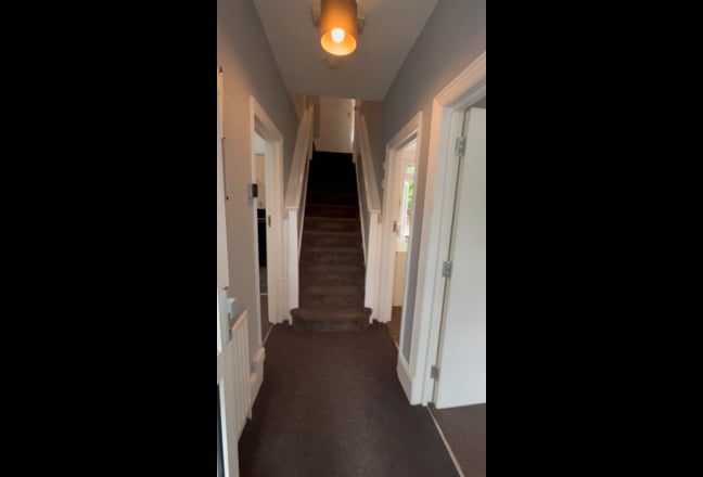 6 Large Bedrooms - Close to Hospital   Main Photo