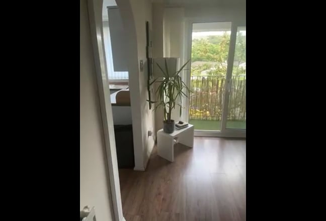 Spacious double room with built in office Main Photo