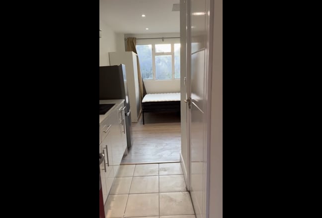 Self-contained studio All bills incl- Headington Main Photo