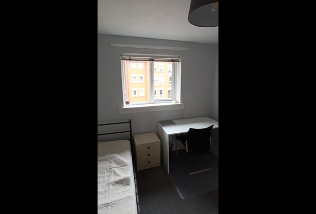 Bright room next to Glasgow Green (incl some bills Main Photo