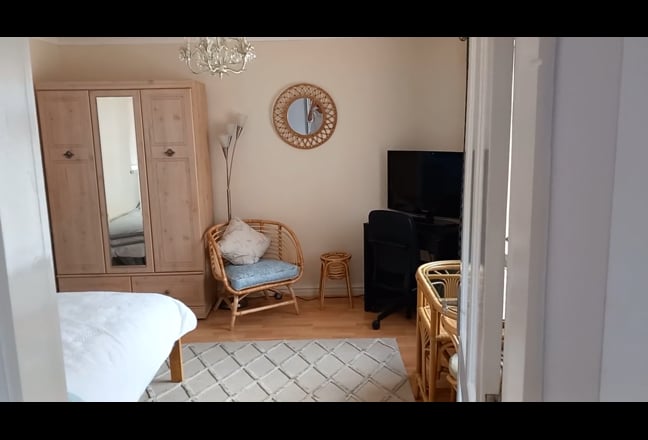 Double room/ensuite/easy access Daresbury Sc Pk.  Main Photo
