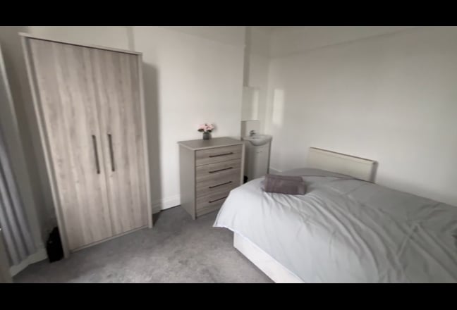 Luxury Rooms Perfect Location!! Main Photo