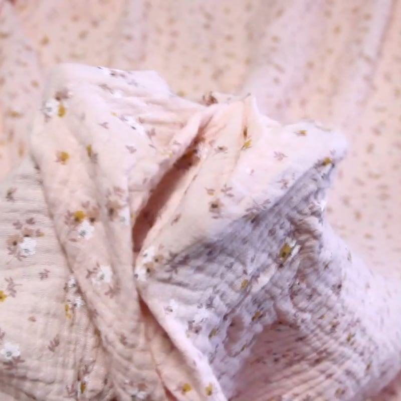 Vidéo: Double gaze 100% coton - Fleurs d'été fond rose