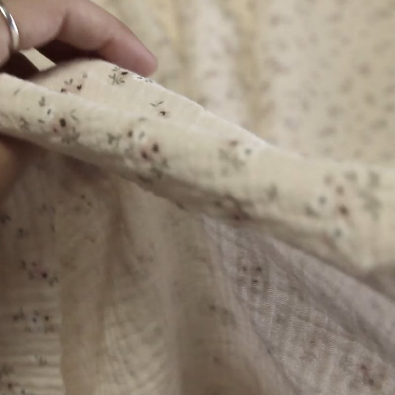 Vidéo: Double gaze 100% coton - Fleurs d'été fond beige