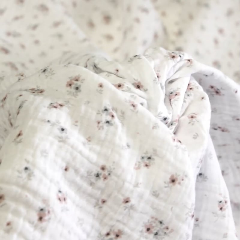 Vidéo: Double gaze 100% coton - Fleurs d'été fond blanc