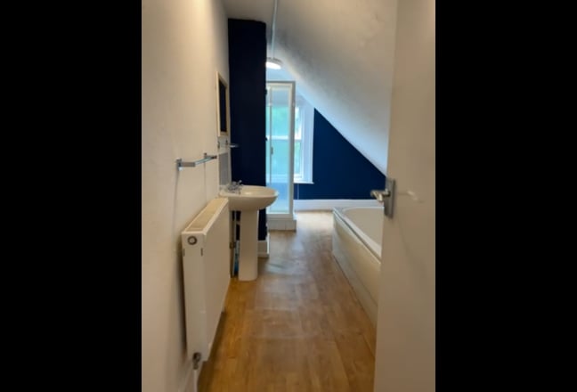 Large Unit for rent, Including Kitchen and Bathroo Main Photo