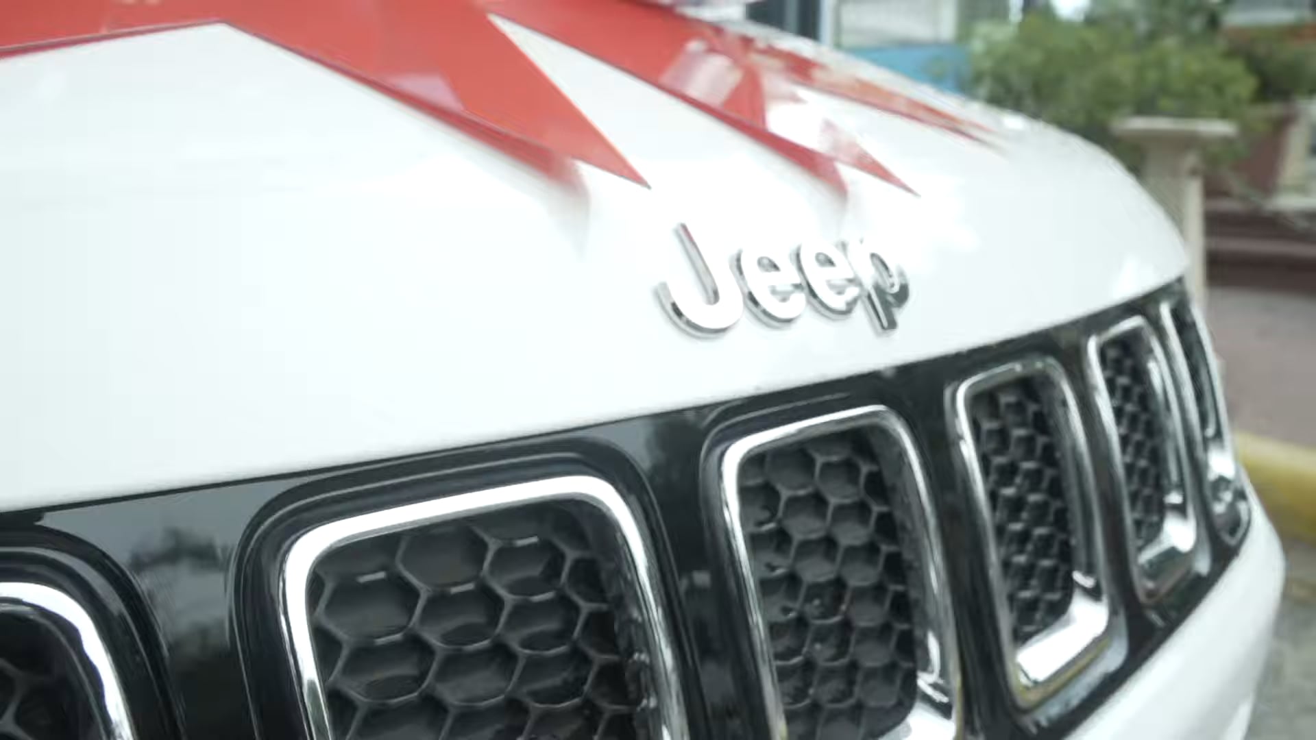 Still from ListaMilk's Jeep Compass Sport 2018 commercial