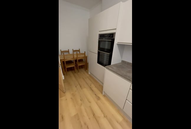 Lovely 2 bedroom flat in heart of West End Main Photo