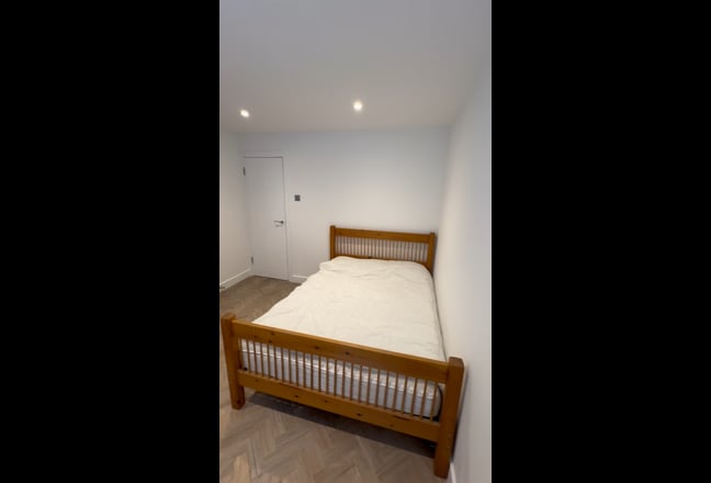 Double room available in modern flat in Maidenhead Main Photo