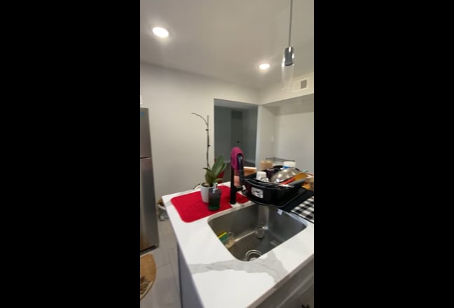 Rooms available in renovated apartment  Main Photo