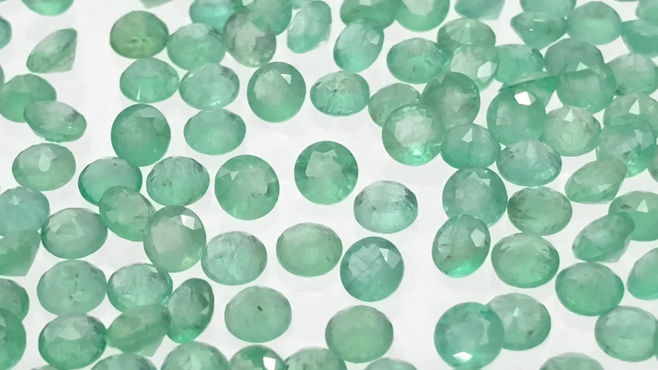 エメラルド 穴なしラウンドファセットカット4×4mm 1粒｜天然石ビーズ