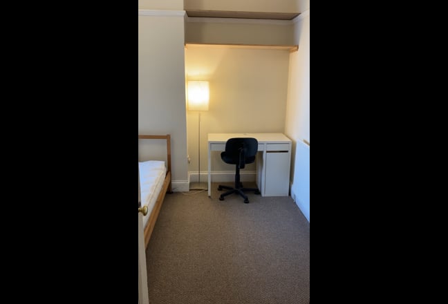 Large double room in a 3 person house Main Photo