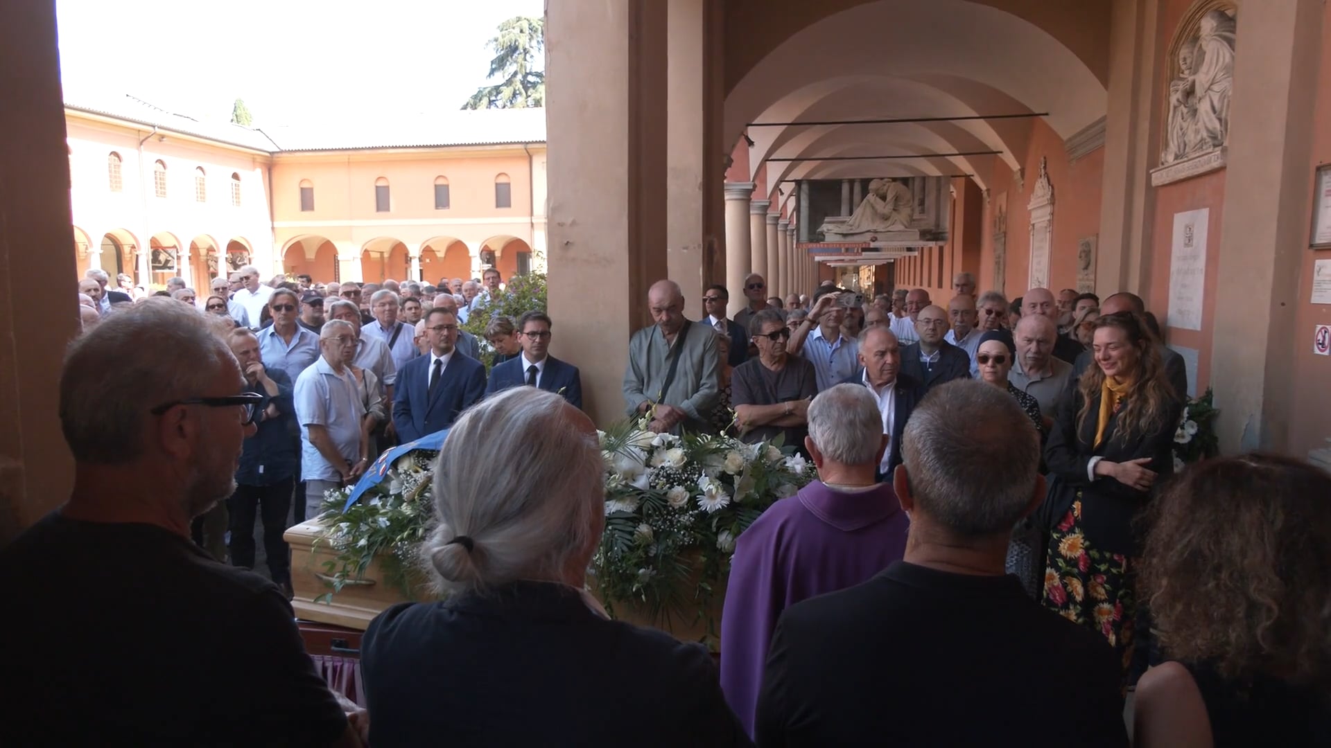 Commozione e applausi per l’ultimo saluto a Marco Bonamico, il “Marine” del basket