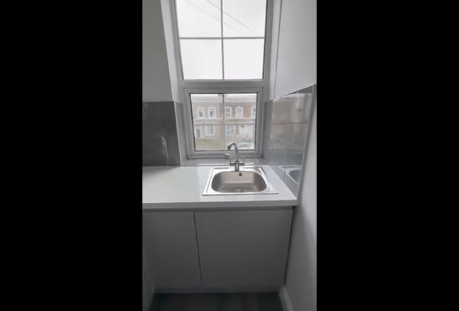 🏡 Newly Refurbished En-Suite Room – Available 2nd Main Photo