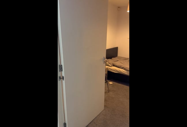 Double room in central Manchester spacious flat Main Photo