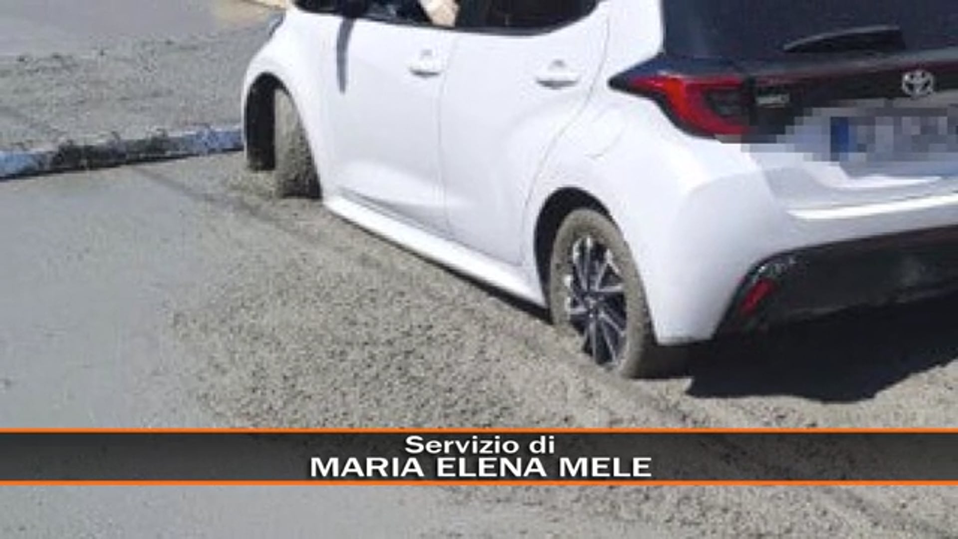 Con l’auto dentro il cantiere del tram, la disavventura di un bolognese