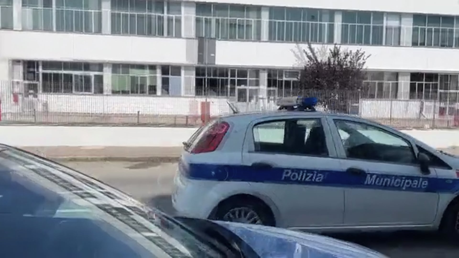 Furgone sospetto davanti alla Ducati, l’autista fugge e poi viene bloccato con il taser in tangenziale