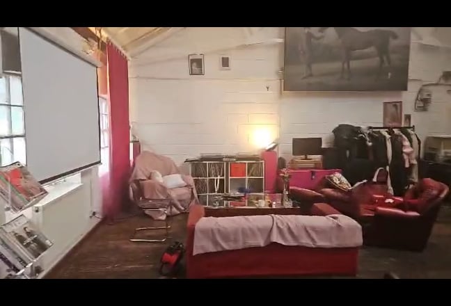 Room and Personal Studio Space in Large 4 bed  Main Photo