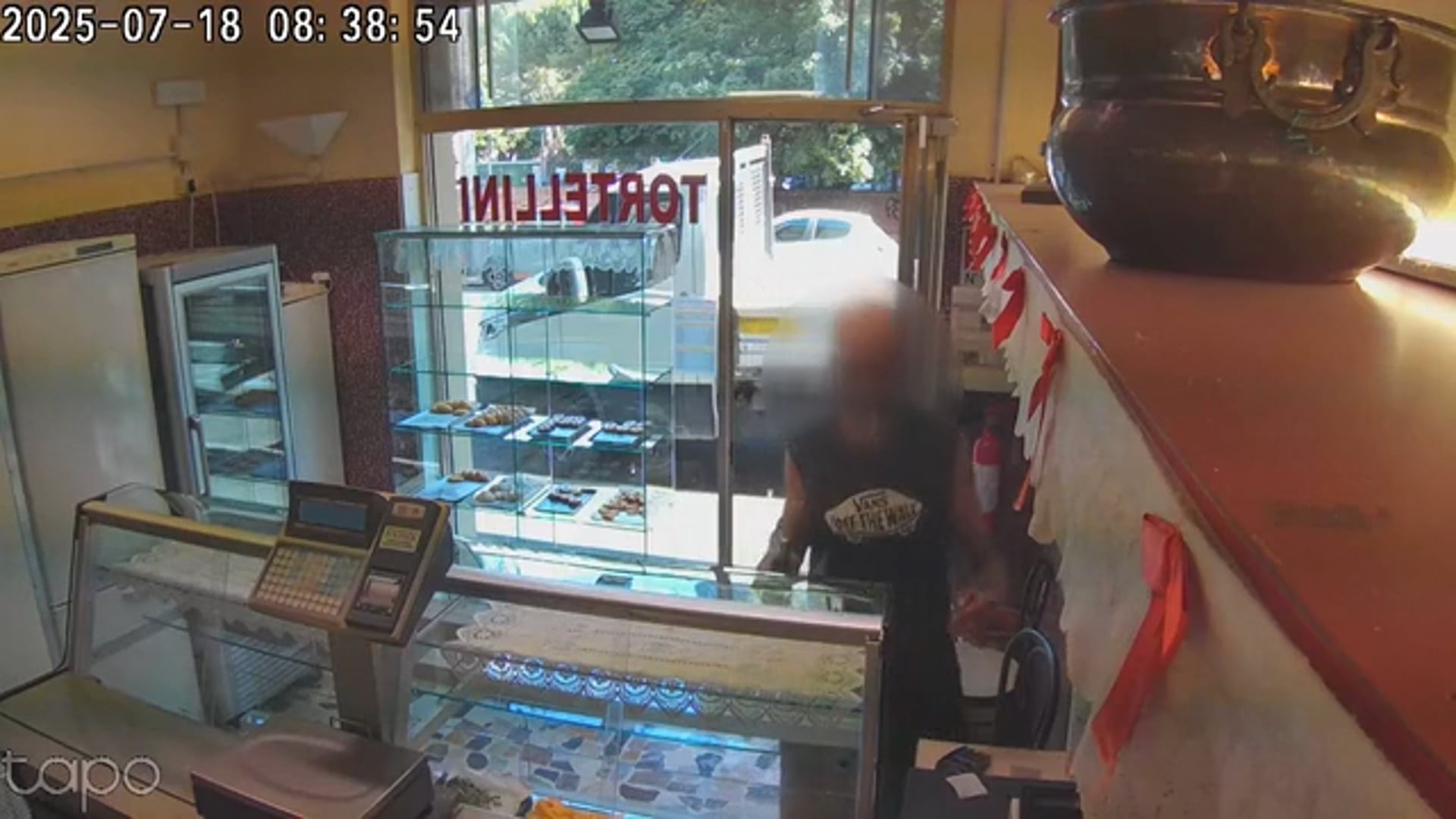 Bologna, cerca di forzare la cassa ma viene sorpreso dai titolari del negozio