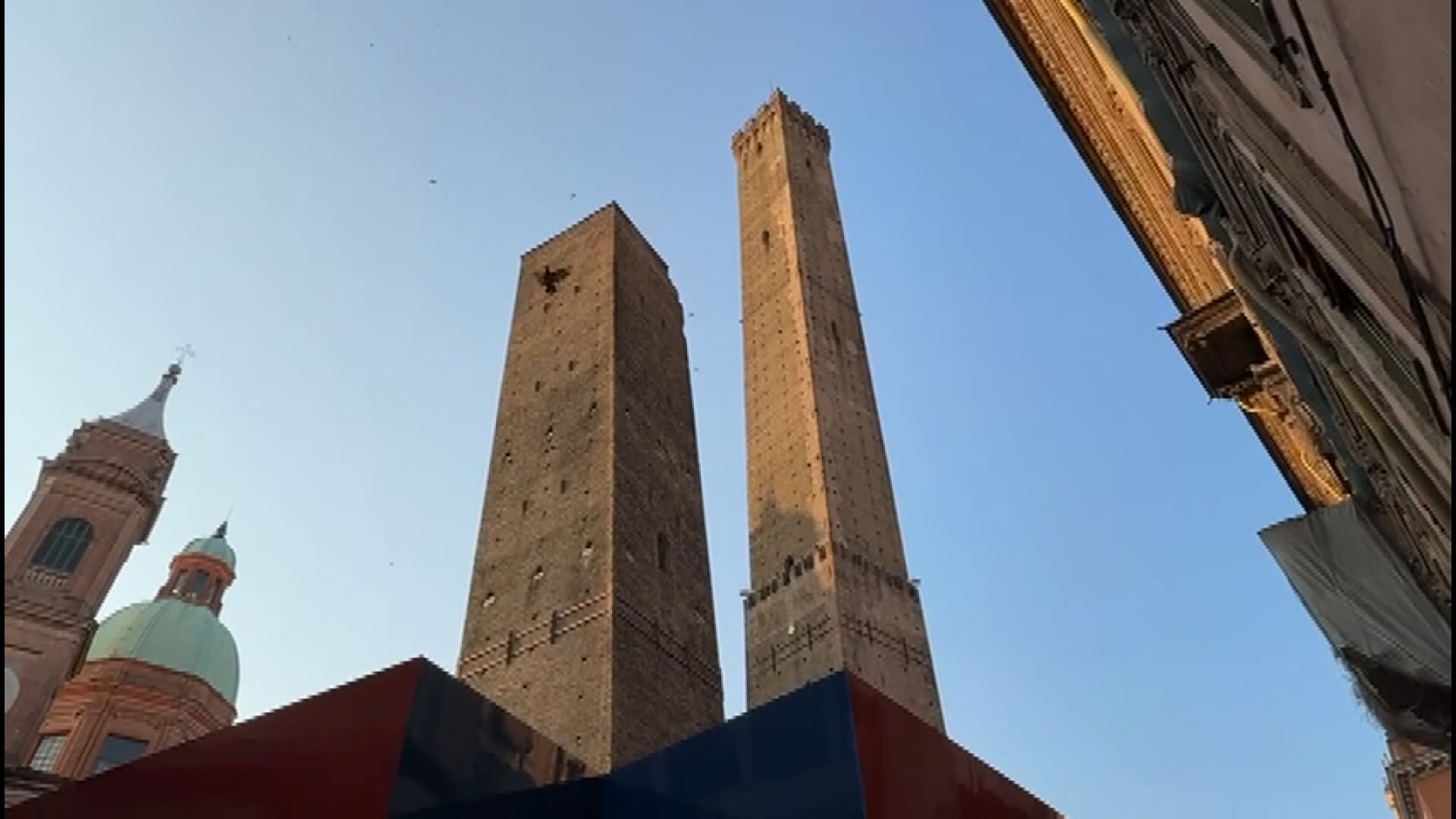 I turisti “amano” le Torri impacchettate