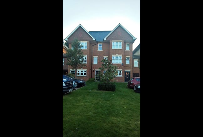 Amazing double room in luxury town house  Main Photo